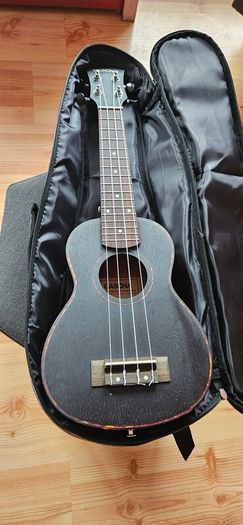 left handed ukulele