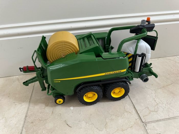 Bruder John Deere C441R Baler / Wrapper