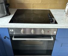 Indesit Built in Oven & Ceramic Hob