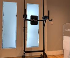 Freestanding pull-up station
