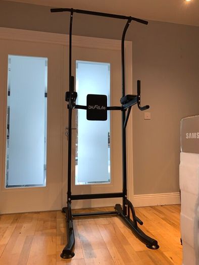 Freestanding pull-up station