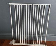 Expandable baby gate