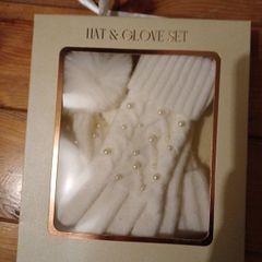 Brand New Hat and Glove Set