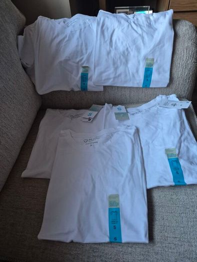 5 white tshirts
