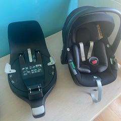 Maxi Cosi Baby Carrier and Car Base
