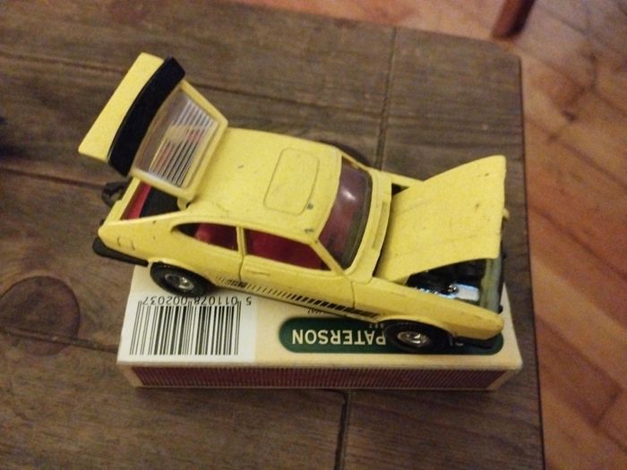 Vintage Corgi FORD CAPRI 3.0S Diecast Car Made in Great Britain Postage Available or Collection