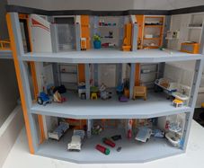 Playmobil hospital with extra floor and helicopter pad