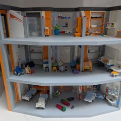 Playmobil hospital with extra floor and helicopter pad