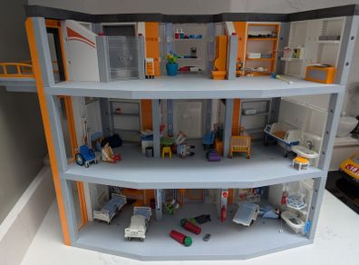 Playmobil hospital with extra floor and helicopter pad