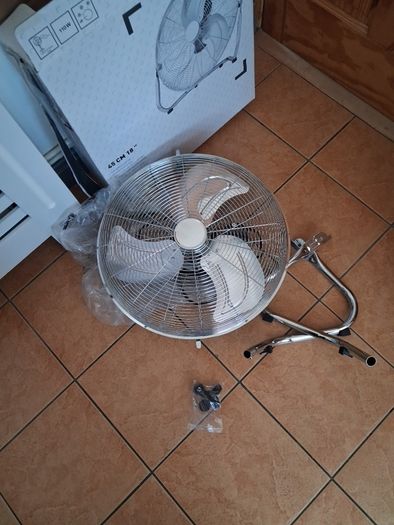 Floor Fan 45 cm, adjustable tilt. 3 speed chrome finish.