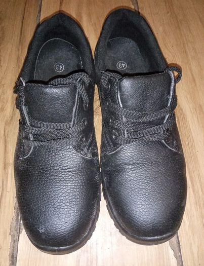 Steel tipped work shoes