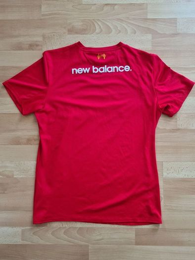Liverpool New Balance Betvictor red T shirt size L