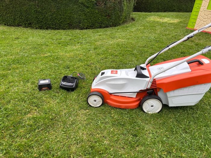 Still Battery Lawnmower
