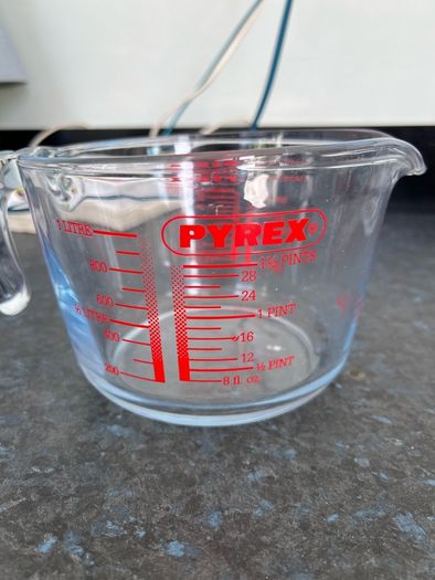 3 glass measuring jugs / Pyrex /
