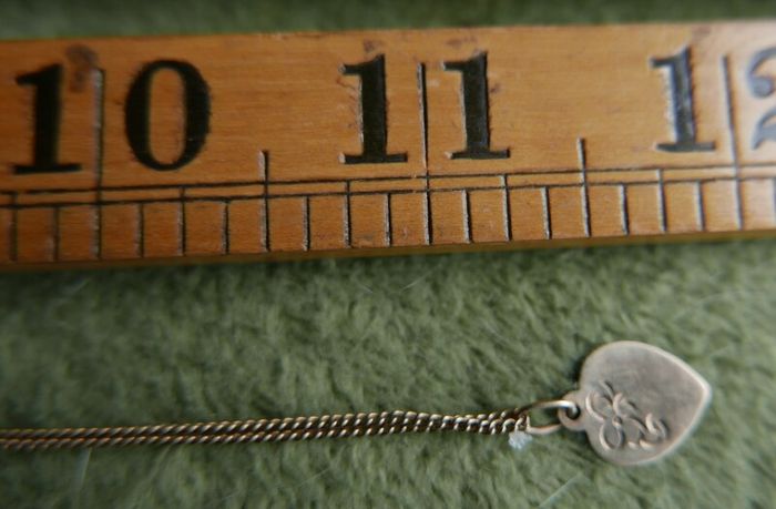 Vintage 9ct Gold 375 Gold Engraved Heart Pendant and chain 2,7g L-12"