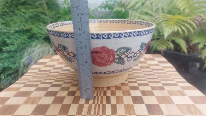 Beautiful Nicholas Mosse Large Bowl in the Popular but Discontinued Kilfane Rose Pattern, Circa 1996-2004