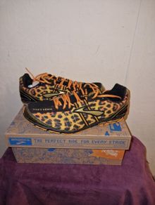 Brand New Women's Brooks Mach 13 size 6