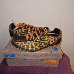 Brand New Women's Brooks Mach 13 size 7.5