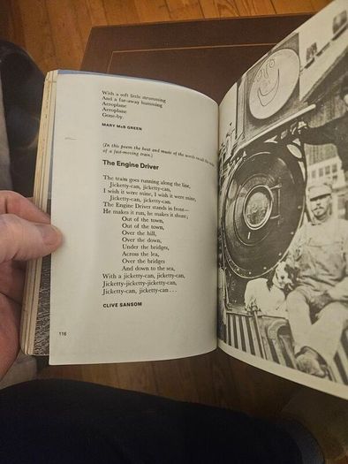 O Links 1. The Gift. A First Continuation Reader By Frank Murphy. First Edition 1976 Paperback In Good Condition.  See Photos For Condition.