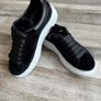 Black velvet oversized Alexander McQueens Image 5