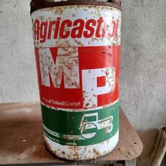 Castrol and Shell Oil cans