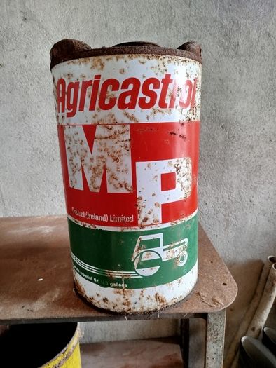 Castrol and Shell Oil cans