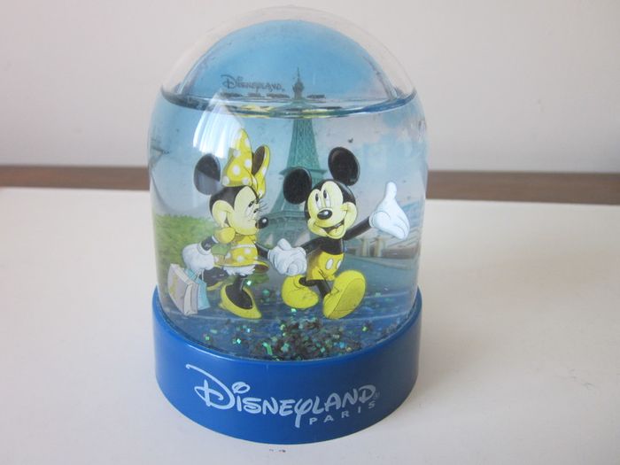 Disneyland Paris Plastic 1990s VINTAGE SNOW GLOBE, Mickey & Minnie Mouse Snow Globe.