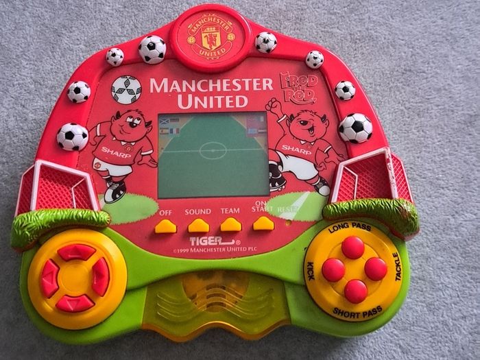 Vintage 1999 tiger electronics Manchester United handheld game
