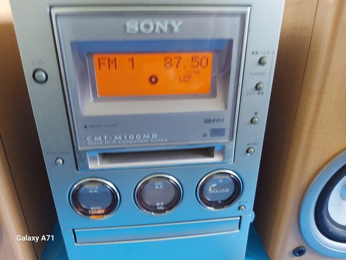 Sony CMT-M100MD Micro Hi-Fi Component System with Speakers, in excellent condition, Radio, CD and Tape working fine,