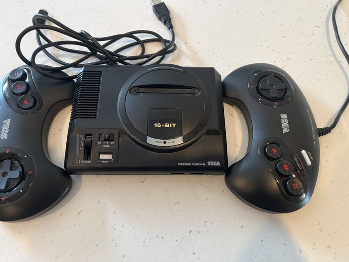 Official sega mega drive mini + 2 controllers + 42 preloaded games