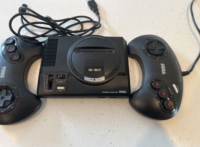 Official sega mega drive mini + 2 controllers + 42 preloaded games