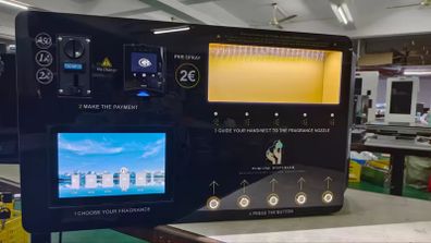 Perfume Vending Machine 2 Euro Spray Touchscreen High ROI Business