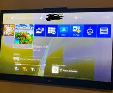PlayStation 4 Slim & controller