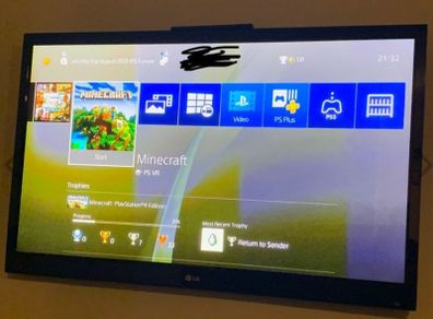 PlayStation 4 Slim & controller