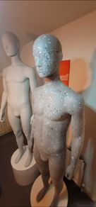 2x male mannequin + 2 basestands = 400 or no . Or just one male mannequin for 100 eu no base stand. Also have 1 female but abit damage on the back for 80 eu no base stand .
