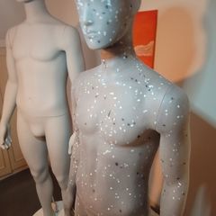 2x male mannequin + 2 basestands = 400 or no . Or just one male mannequin for 100 eu no base stand. Also have 1 female but abit damage on the back for 80 eu no base stand .