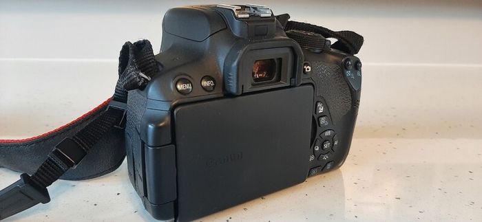 Canon EOS 700D DSLR Bundle + Lens - Boxed & Perfect Condition