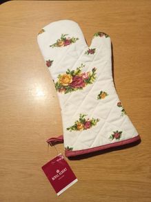 Royal Albert " Old Country Roses " Oven Glove