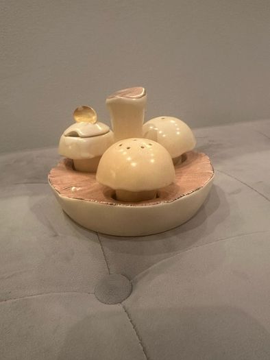 Carlton Mushroom Salt & Pepper set