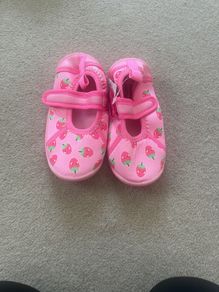 beach shoes size 8