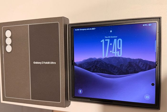 Samsung Z fold 8 ultra - Irish/EU - Mint