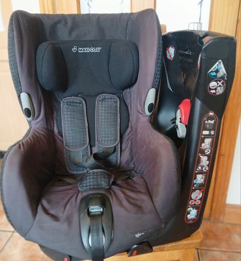 Maxi Cosi Car Seat with Swivel Base