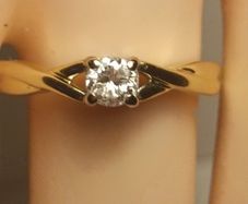 18ct Gold Petite Vintage Diamond Solitaire Ring
