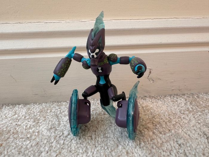 Ben 10 Ben Ten Omni-Enhanced XLR 8 Action Figure Used Please see photos