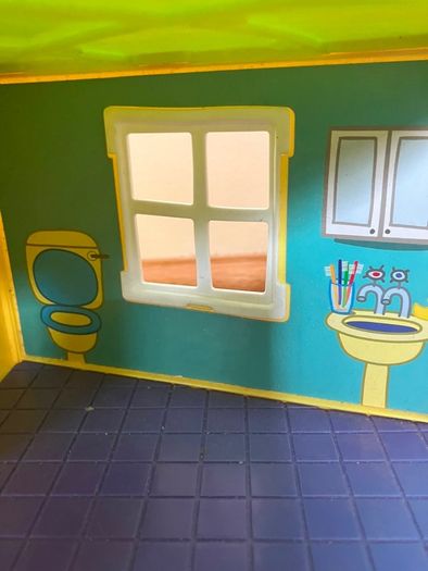 Peppa pig house and book