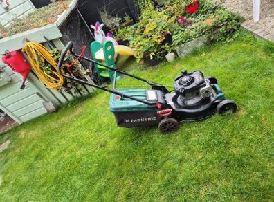 Petrol push mower Briggs and Stratton engine
