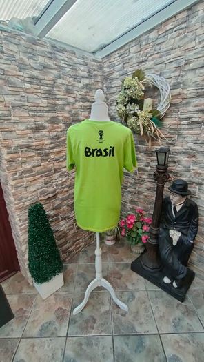 Official FIFA 2014 Brasil World Cup T-shirt  Size medium  Perfect condition  Print front and Back
