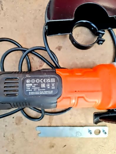 Black+Decker Angle Grinder 710W + Discs & Wire Brush Kit