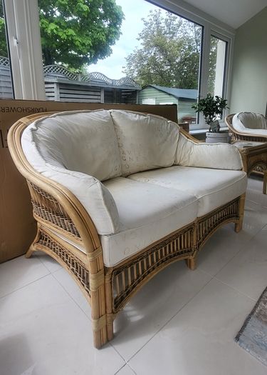 Wicker sofa & table