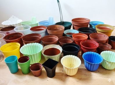 Bundle of Plastic Plant Pots Mixed Sizes 35 Pcs